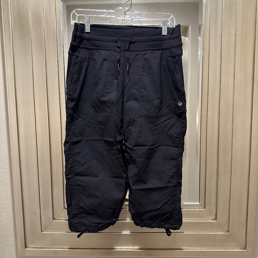 Lululemon Women's Black Capri Pants Size 6 Rise 19" Inseam Cinch Legs